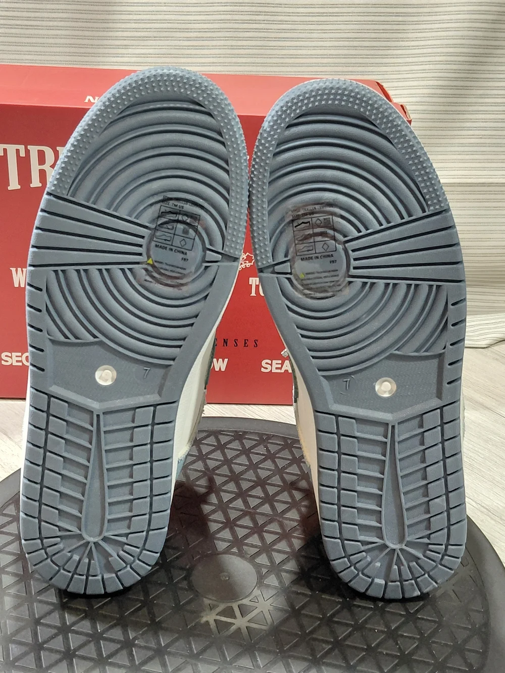 NEW True Religion Allison Womens Low-Top Sneakers in Light Blue Denim White W7